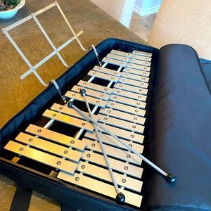 Like new 32 key musical bell set w/case